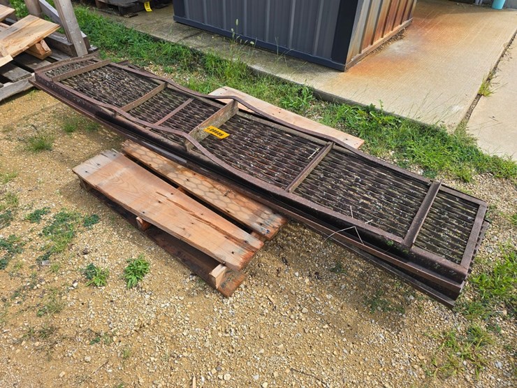 #9686-•-8'x16"-metal-ramps-image-1