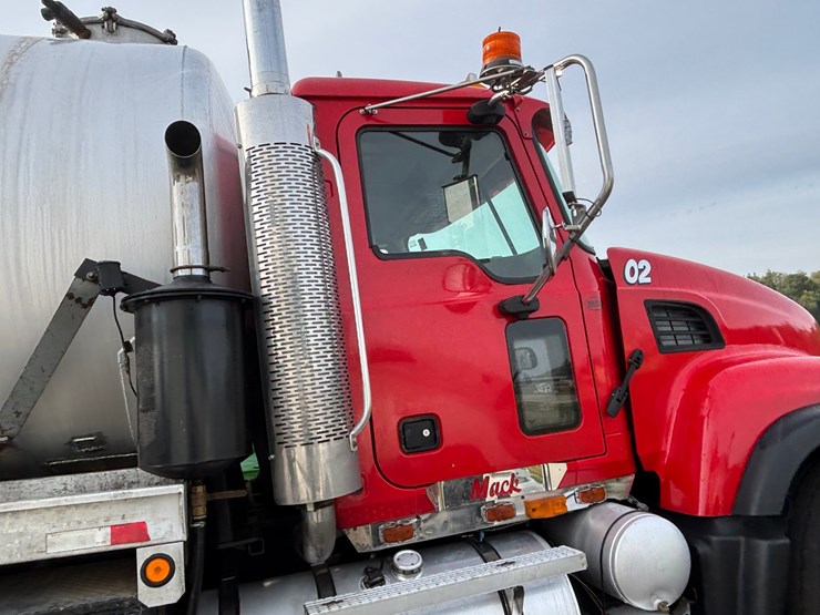 #1203-•-2004-mack-cv713-vacuum-pump-truck-(has-wi-title)-image-49