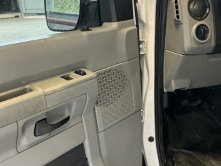 2009-ford-cargo-image-24