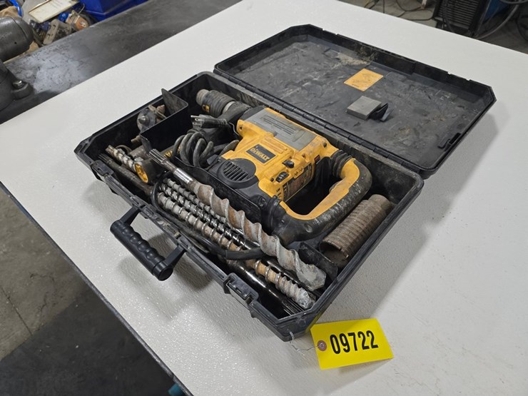 #9722-•-dewalt-d25651k-hammer-drill-image-2