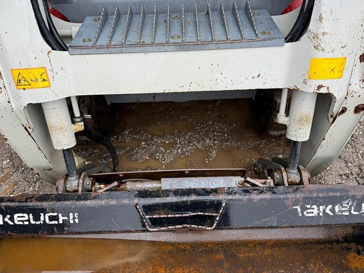 2012-takeuchi-tl250-image-10