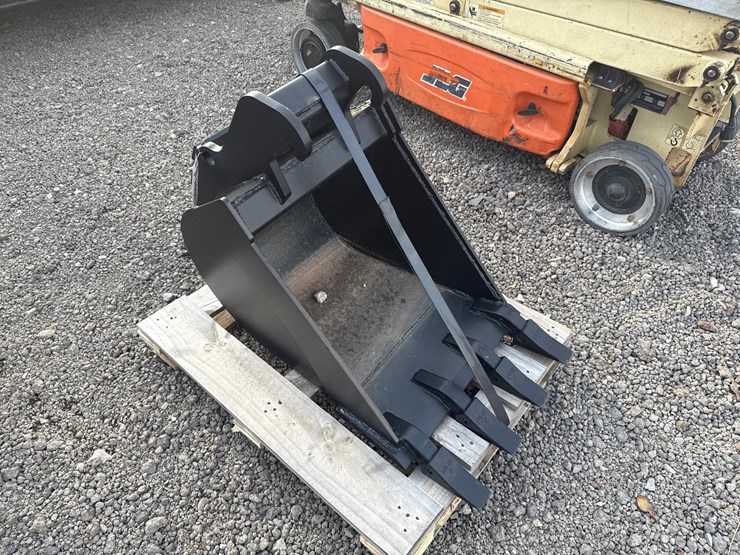 #2054-•-18”-bobcat-x-change-excavator-bucket-image-2