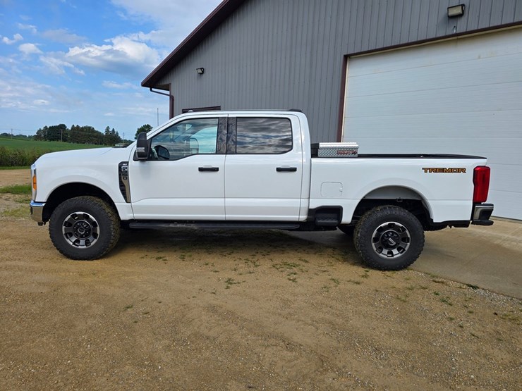 2023-ford-f350-xlt-image-2
