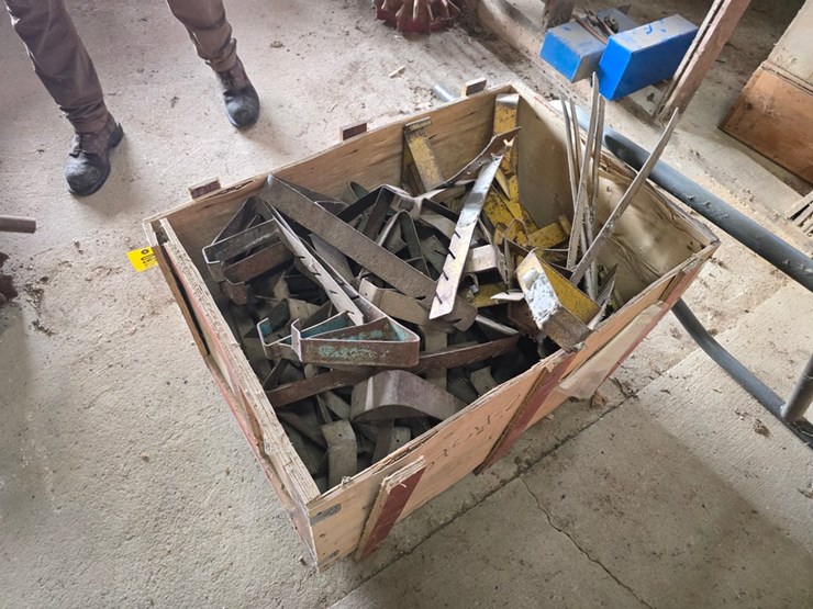 #9759-•-bin-of-roofer-toe-hold-bracket-image-2