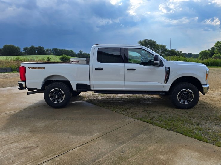 2023-ford-f350-xlt-image-8