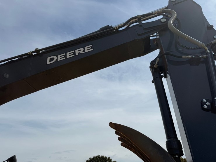 2024-deere-210g-lc-image-22