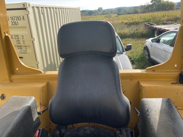 2005-caterpillar-d3g-xl-image-32