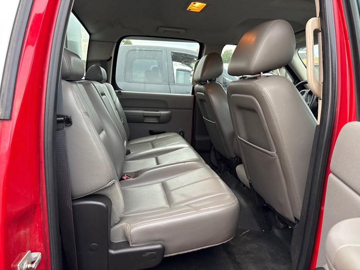 2013-chevrolet-3500-image-9