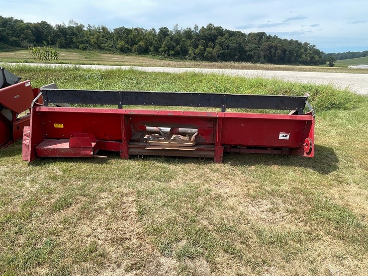 #1325-•-case-1063-(6)-row-corn-head-image-6