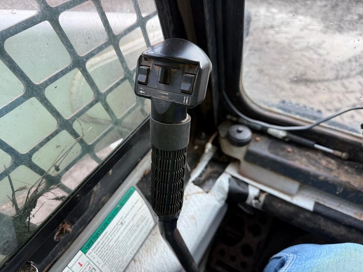 2006-bobcat-t300-image-26