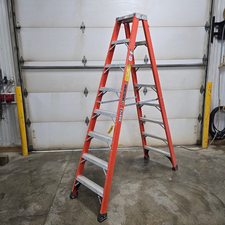 #9748 • Louisville 8 Double Sided Step Ladder