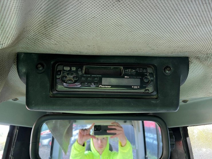 2004-caterpillar-d3g-xl-image-24
