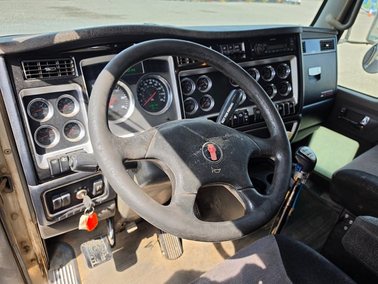 2013-kenworth-t800-image-17