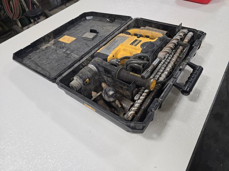 #9722-•-dewalt-d25651k-hammer-drill-image-4