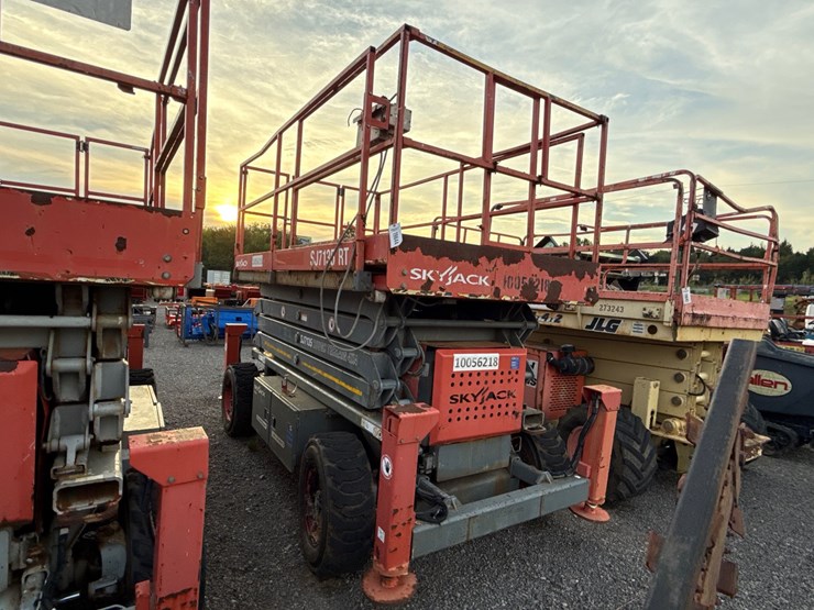 #2083-•-sky-jack-sj7135-scissor-lift-image-2