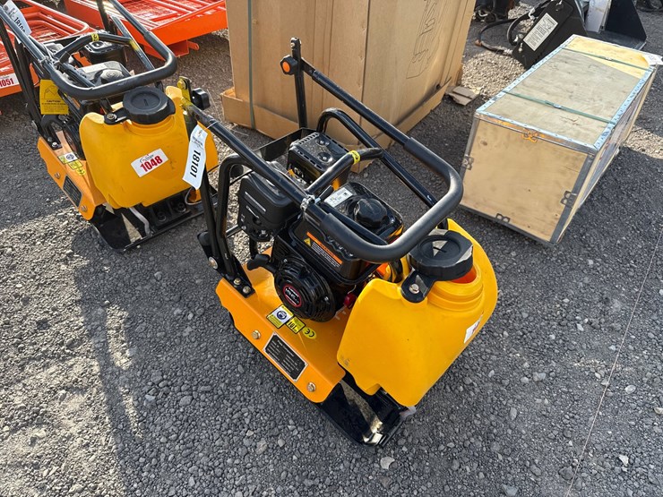 #1047-•-c90t-plate-compactor-image-2