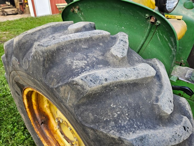 john-deere-2440-image-34