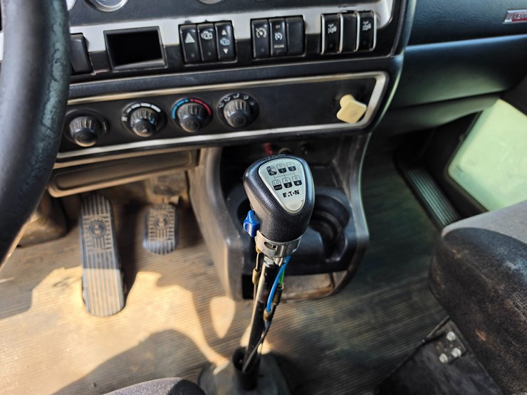 2013-kenworth-t800-image-19