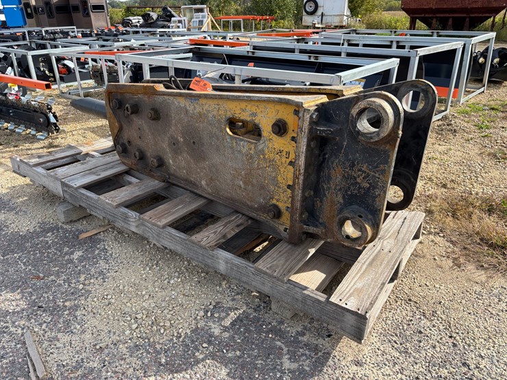 #1337-•-tb830-hydraulic-breaker-image-3