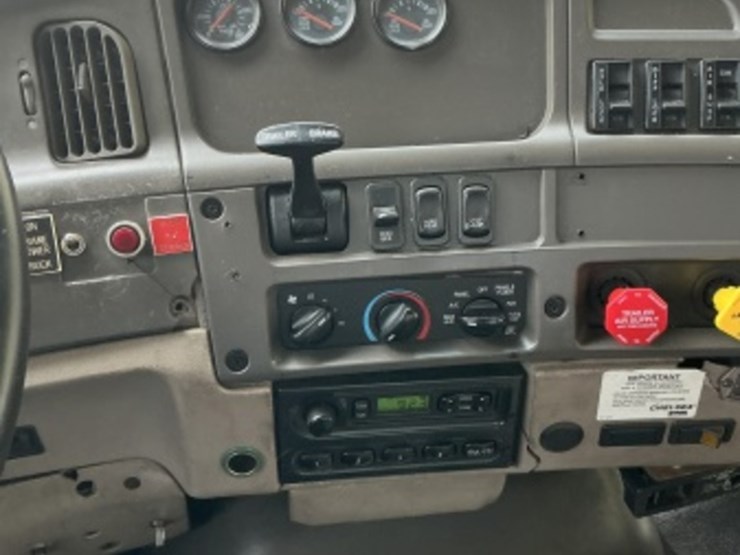 2007-sterling-lt9500-image-26