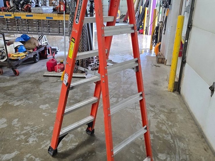 #9750-•-louisville-6'-step-ladder-image-3