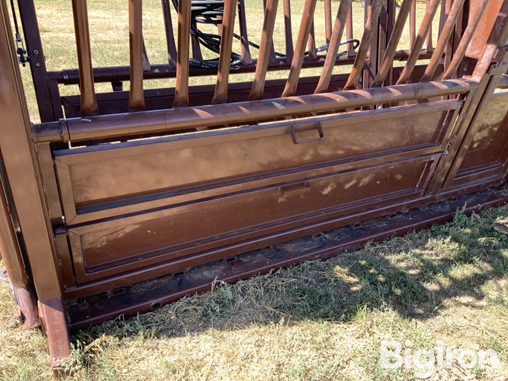 hi-qual-hydraulic-squeeze-chute-image-11