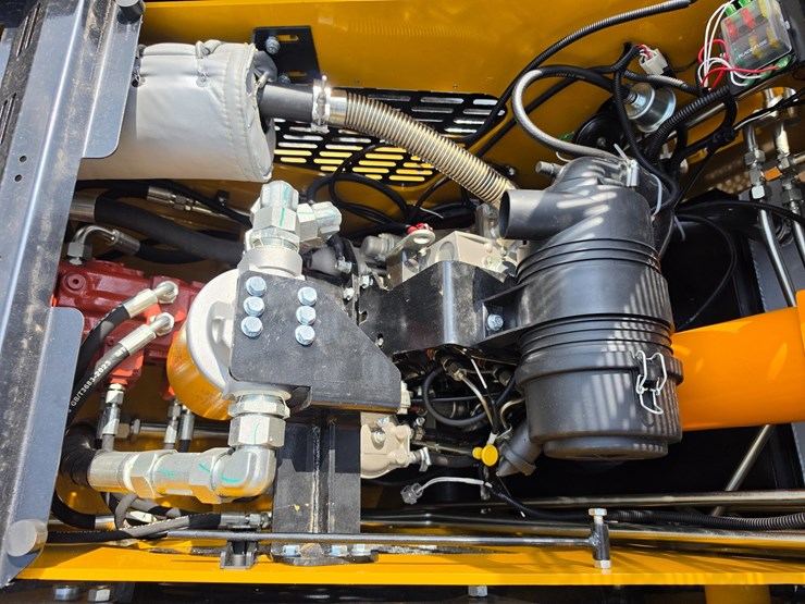 #2086-•-2026-cfg-kjt27-track-dingo-image-9
