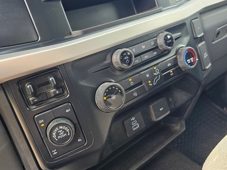 2023-ford-f350-xlt-image-29