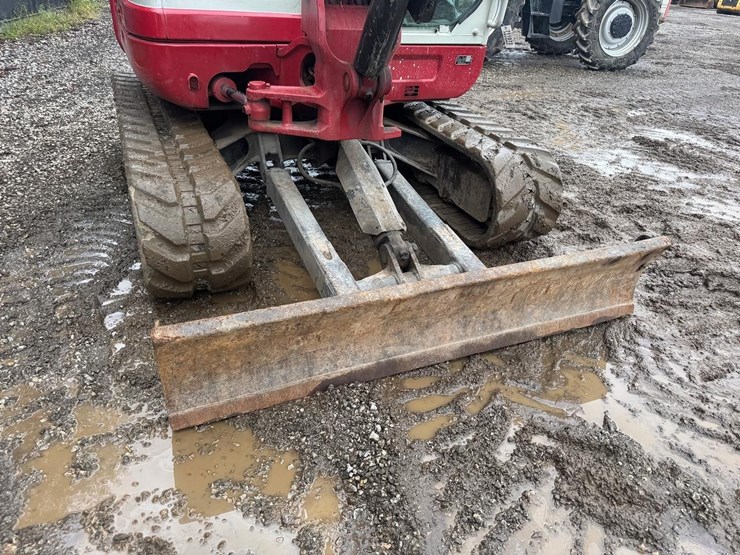 2016-takeuchi-tb260-image-14