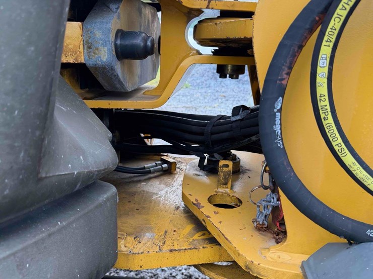 2013-deere-244j-image-18