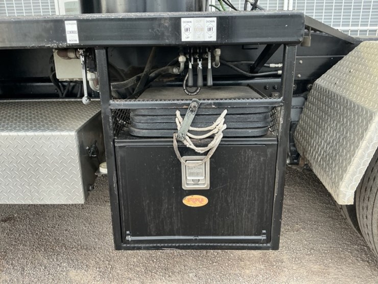 2007-sterling-lt9500-image-11