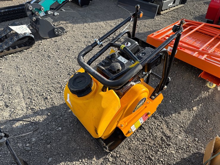 #1048-•-c90t-plate-compactor-image-1