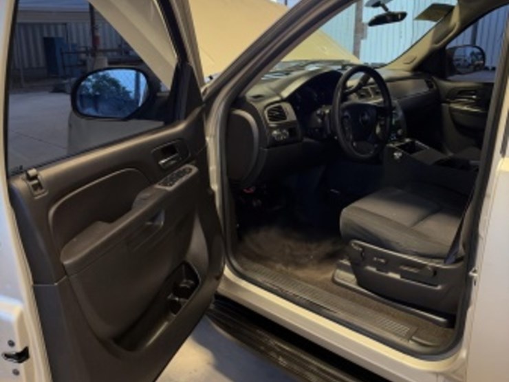 2014-chevrolet-tahoe-image-25