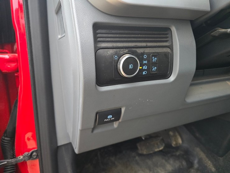 2025-ford-f550-xl-image-36