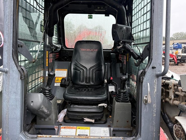 2012-takeuchi-tl250-image-12