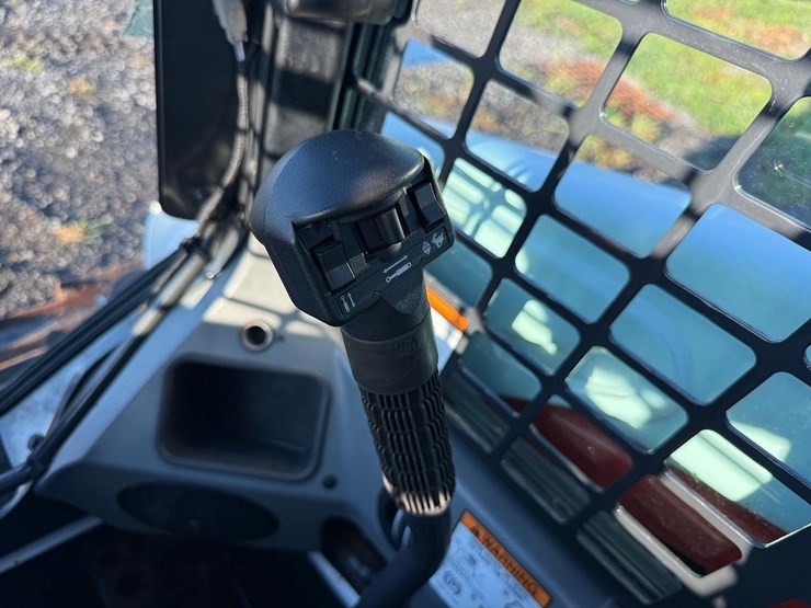2017-bobcat-s550-image-19