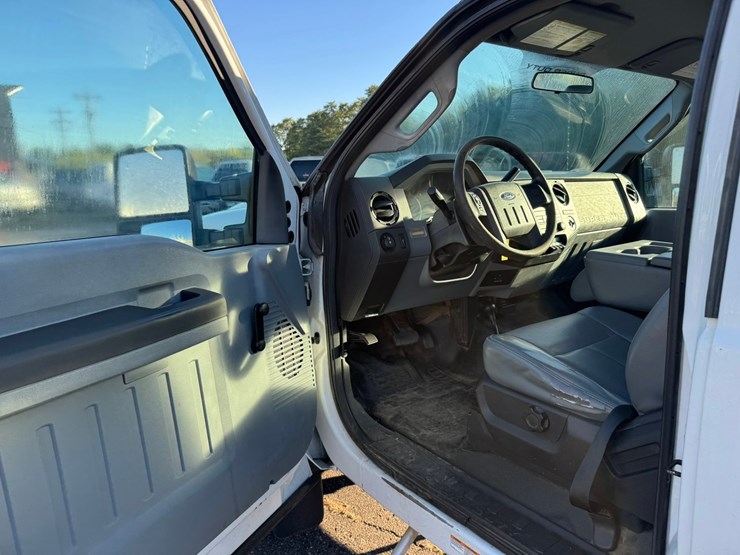 2013-ford-f550-image-32