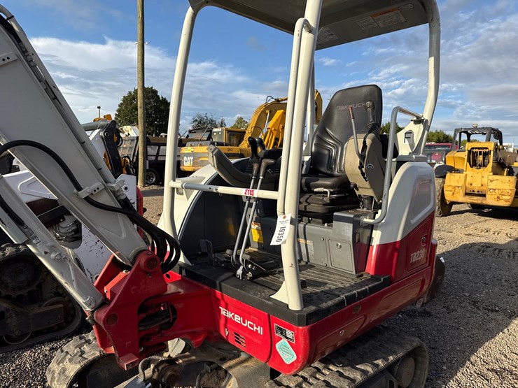 takeuchi-tb230-image-16