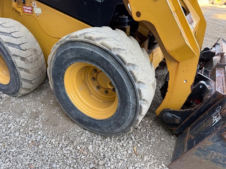 2020-caterpillar-242d3-image-12
