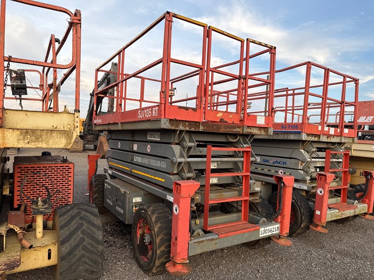 #2083-•-sky-jack-sj7135-scissor-lift-image-7