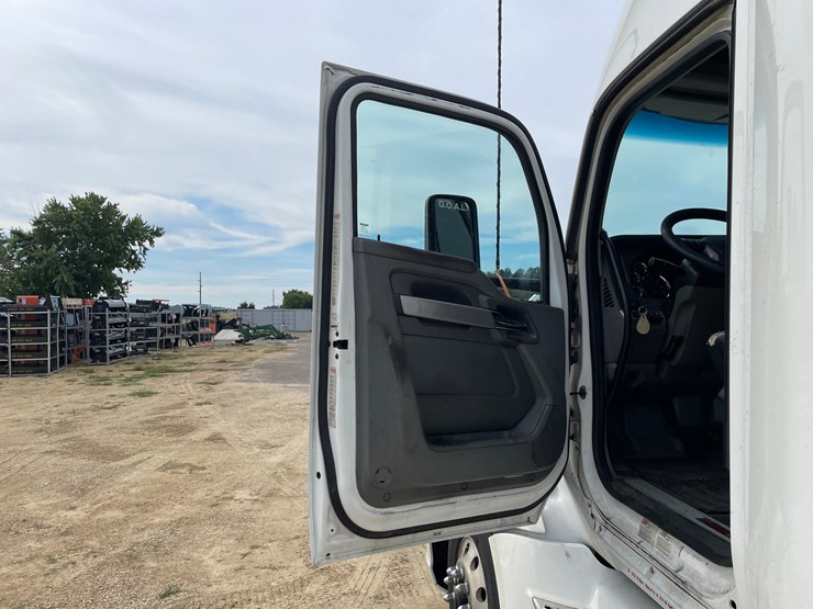 2017-kenworth-t680-image-38