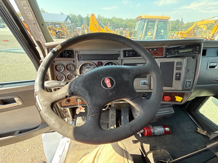 2010-kenworth-t370-image-15