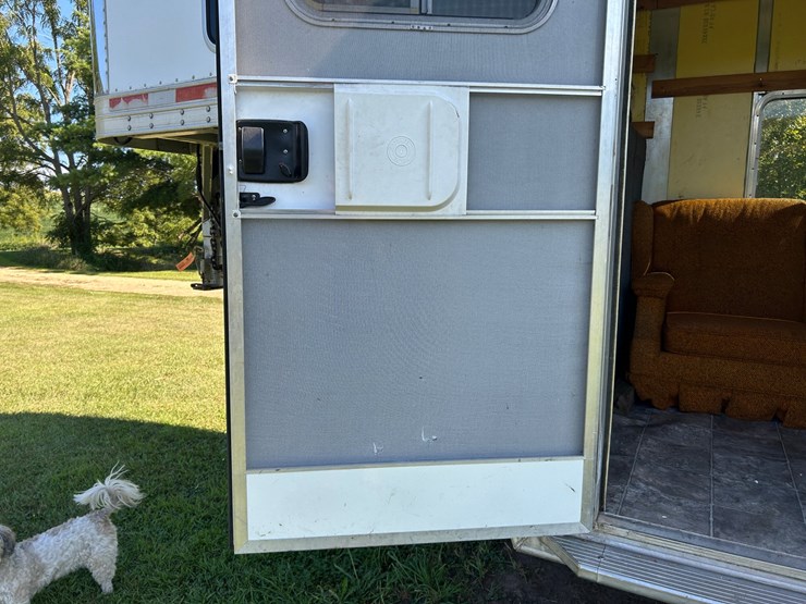 #1150-•-2005-featherlite-horse-trailer-(wi-title-in-delay)-(mondovi,-wi)-image-40