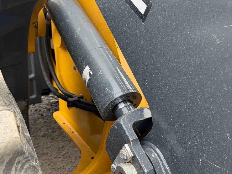 2021-deere-344l-image-10