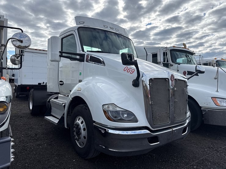 2017-kenworth-t680-image-3
