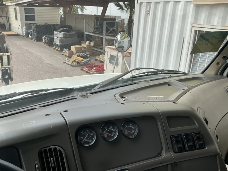 2007-sterling-lt9500-image-25