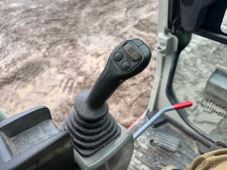 2016-takeuchi-tb260-image-30