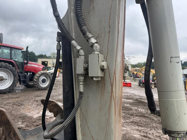 2016-takeuchi-tb260-image-13
