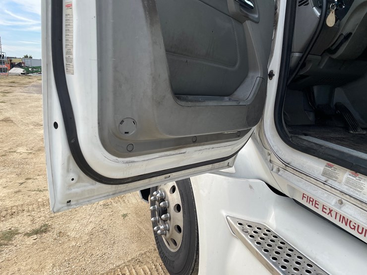 2017-kenworth-t680-image-39