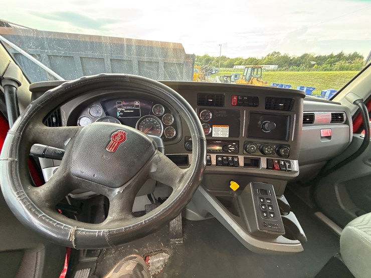 2016-kenworth-t880-image-16